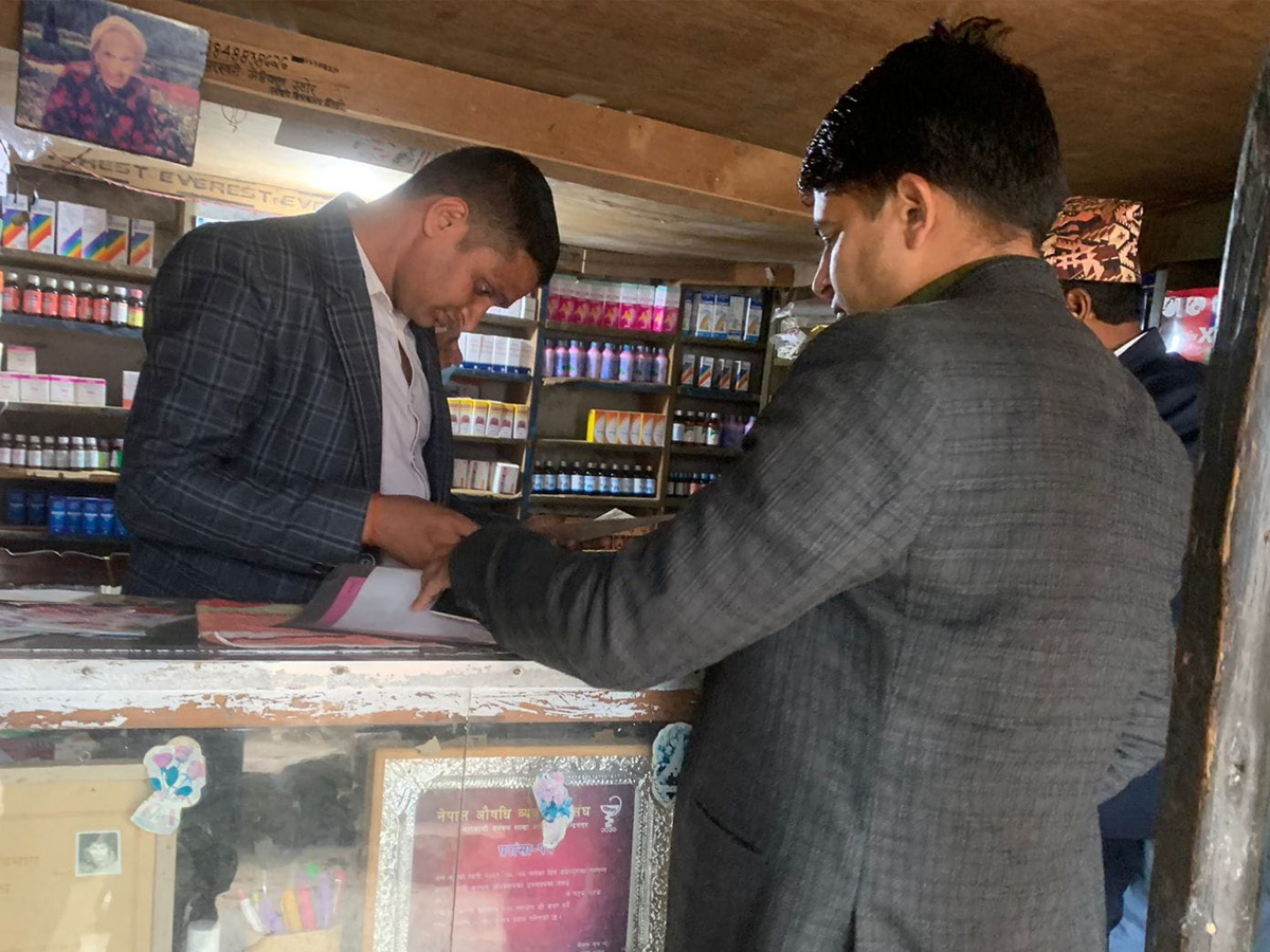 बैतडीका तीन मेडिकल कारवाहीमा, अनुमति बिनै औषधि विक्रि गर्ने गरेको खुलासा 